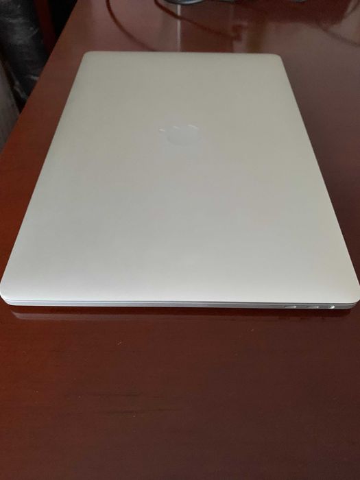 Computador Portátil Apple MacBook Pro i7 Touchbar 15.4''