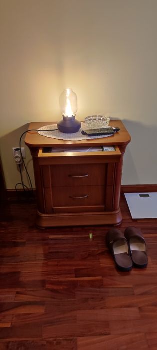 Mesa de cabeceira para quarto em madeira de Cerejeira