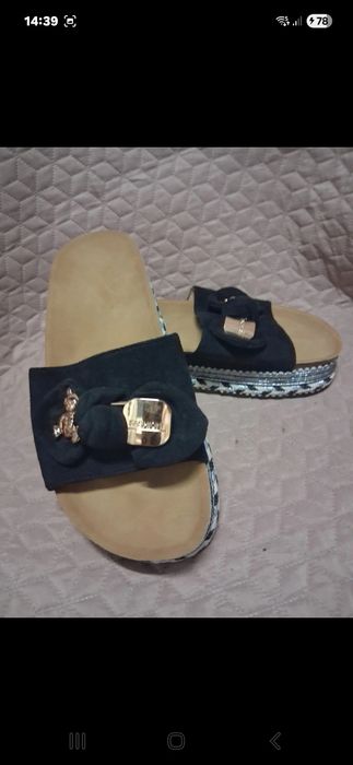 Chinelo preto camurça