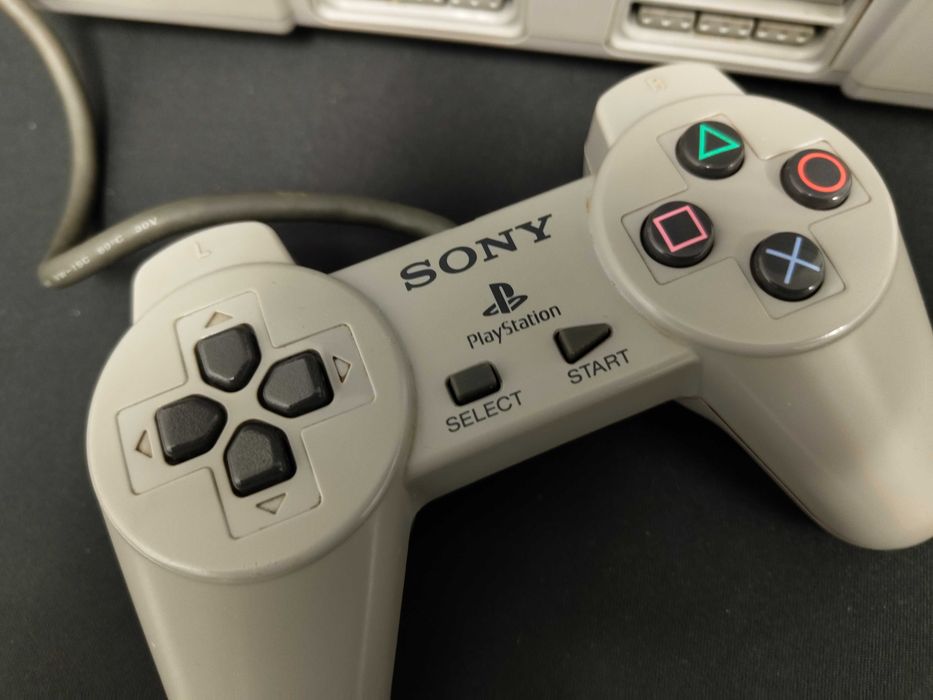 Konsola Sony PS1 z okablowaniem padem i kartą pamięci