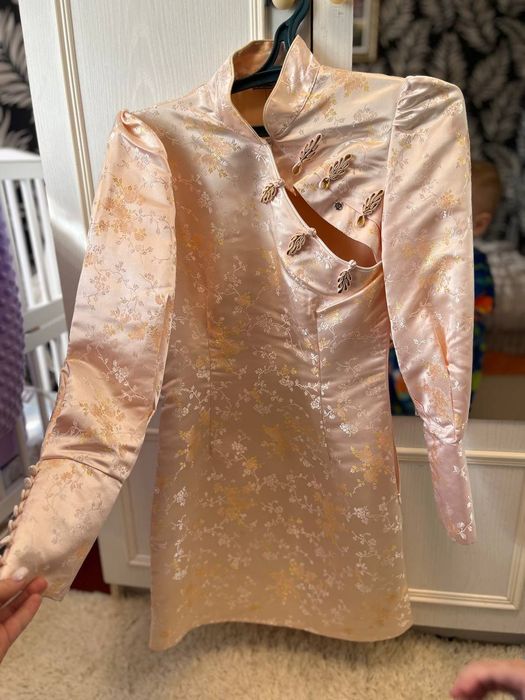 Італійська персикова сукня.