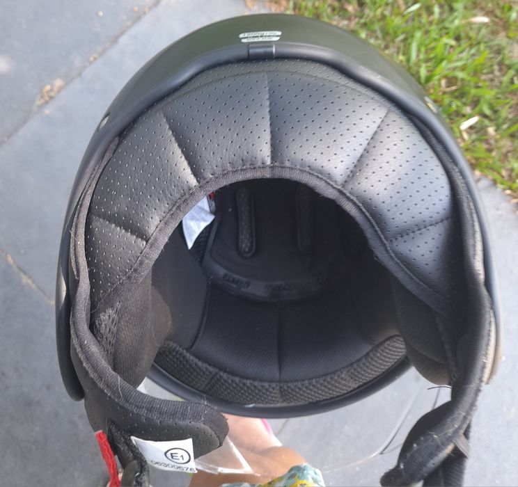 Capacete de mota com viseira e óculos de sol