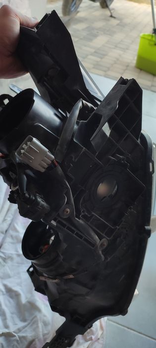 Продам фару праву Mitsubishi Outlender 3.