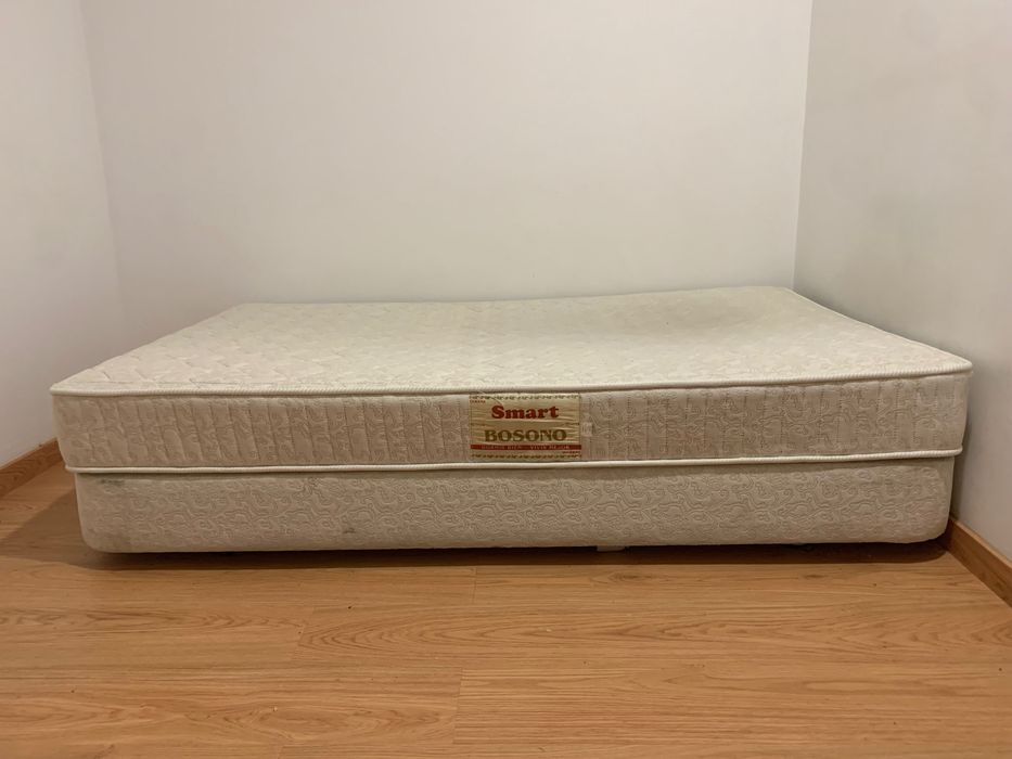 Cama segunda mão disponível para venda