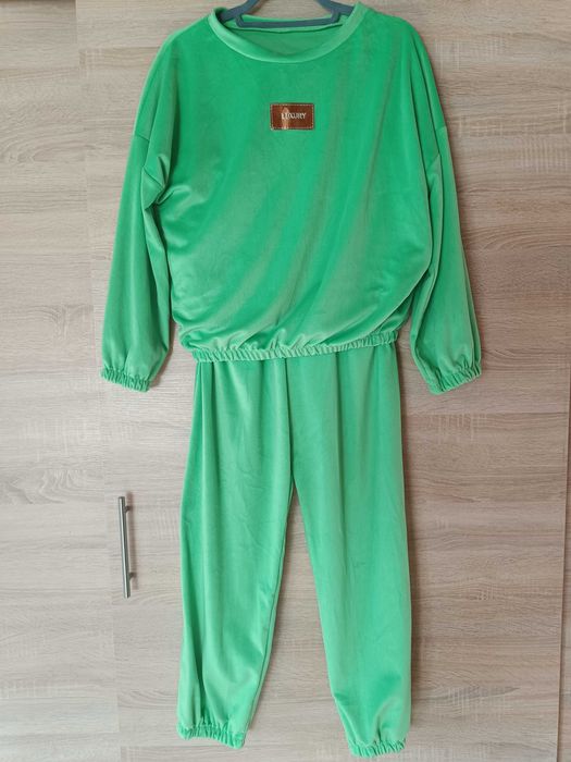 Nowy piękny Dres welur kolor jabłko