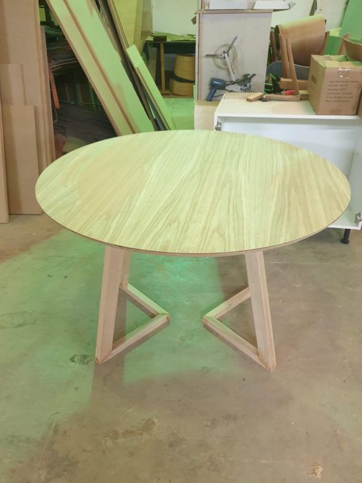 Mesa redonda de madeira feita á medida . 120/80cm