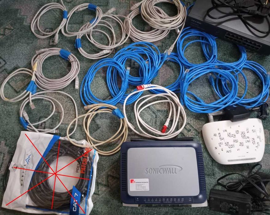 Zestaw kabli ethernet i routery
