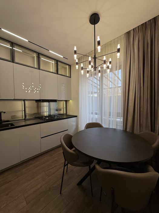 Продам кутовий котедж, в центральній частині міста.