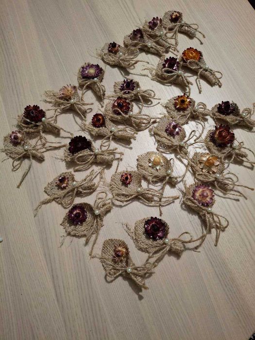 27 бутоньєрок з геліхризумом