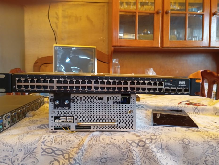 Switch Gigabit de 48 portas Cisco Linksys SRW2048.