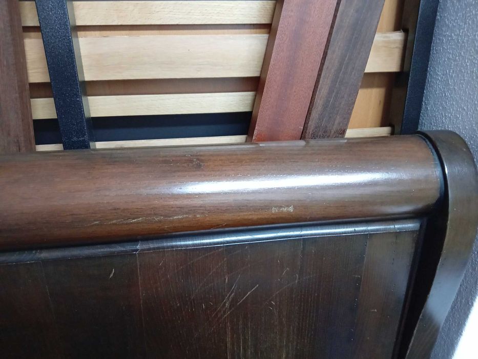 Cama de casal em castanho maciço com estrado - excelente estado