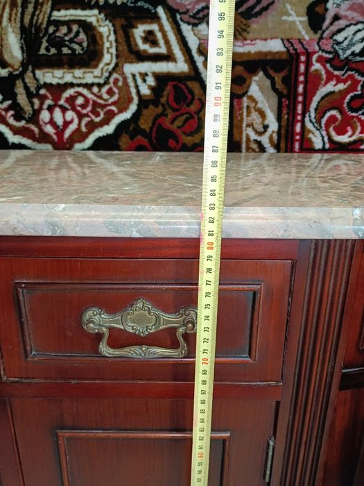 aparador curvo (também conhecido como credência ou consola) em madeira