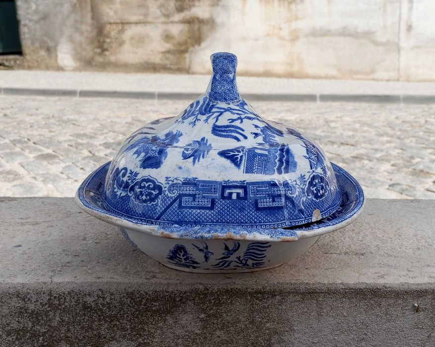 Antigo prato coberto/terrina Inglesa Blue Willow em faiança