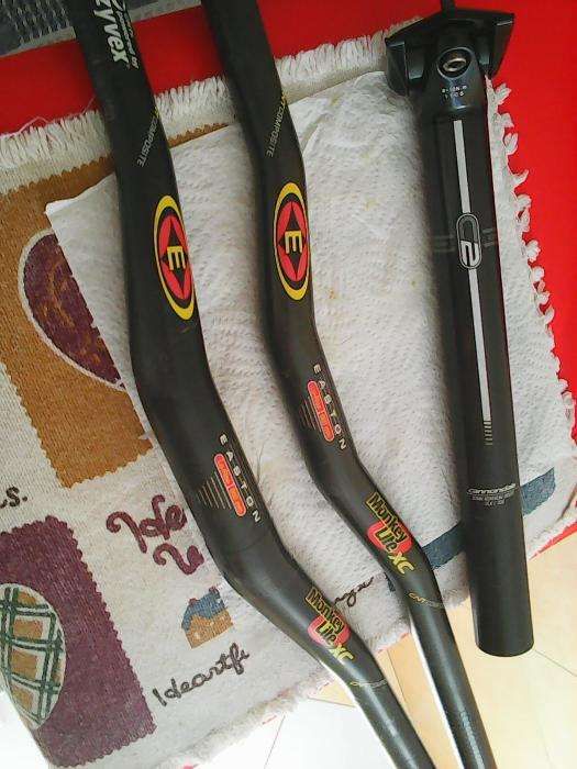 material de Btt (selim, roda traseira 29, guiador carbono, adaptadores