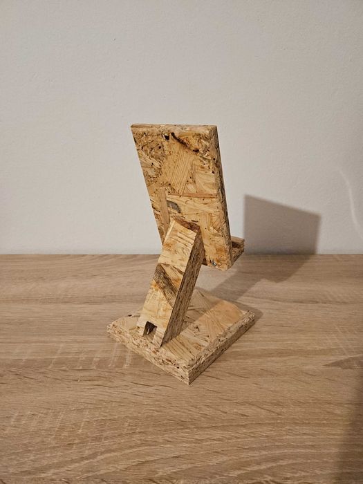 Stojak podstawka na telefon e-book z drewna płyty OSB lakier v2.0