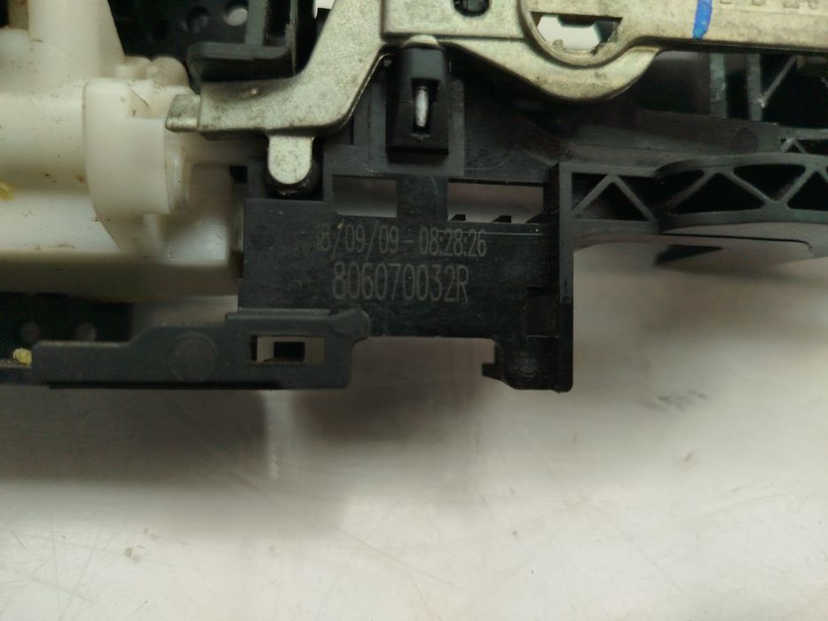 Puxador porta trás esquerdo RENAULT Megane III Grandtour (KZ0/1)