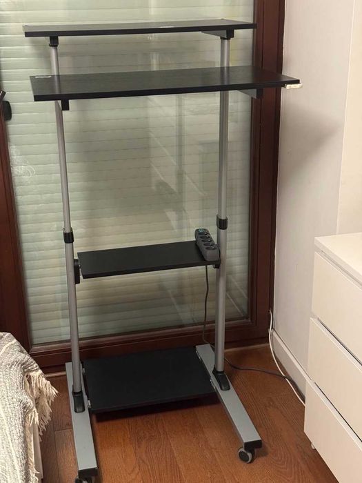 Biurko z ręczną regulacją wysokości + wygodne krzesło biurowe ZESTAW