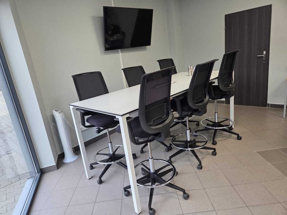 Duży biały stół konferencyjny z 6 krzesłami typu hoker