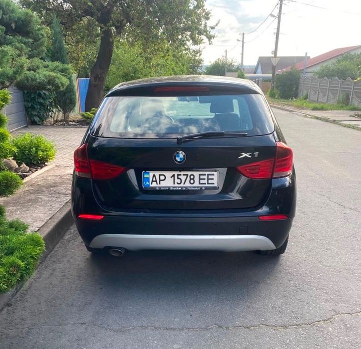 Продаж BMW X1 2011 року