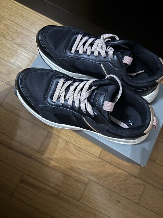 Sapatilhas pretas da marca Tiffosi