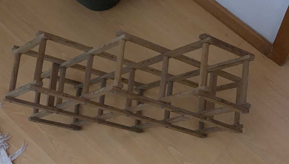 Garrafeira em madeira prática e decorativa.alt: 56 cump: 51