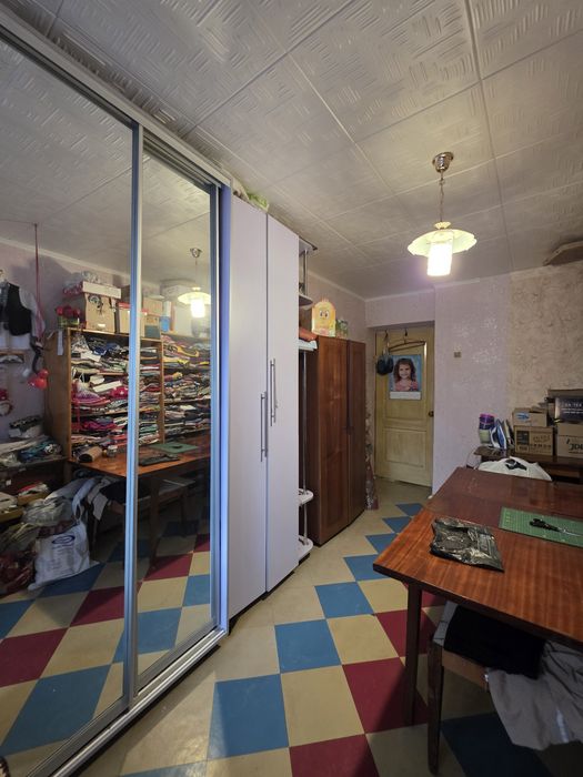 Продам трикімнатну квартиру на другому поверсі