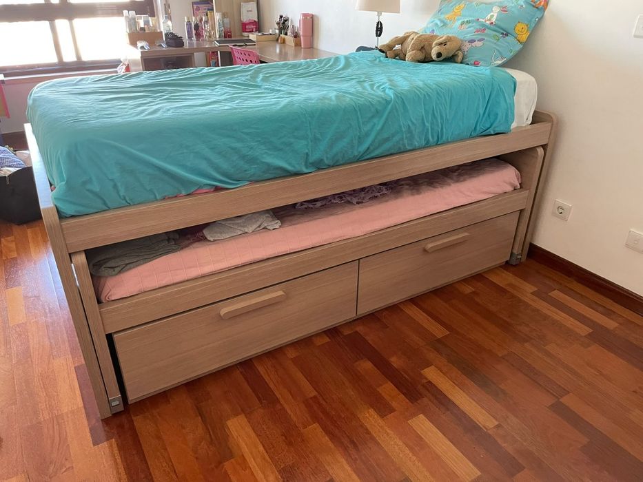 Quarto, secretária e cómoda