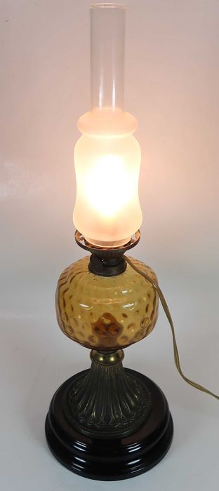 Candeeiro a petróleo antigo eletrificado