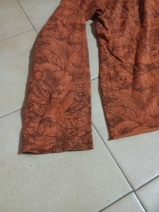 Blusa de manga comprida, cor de tijolo, com lantejoulas nos ombros (deve vestir M)