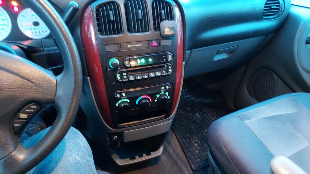Sprzedam Chrysler Voyager pój.3.3cm3 z gazem  7osobowy