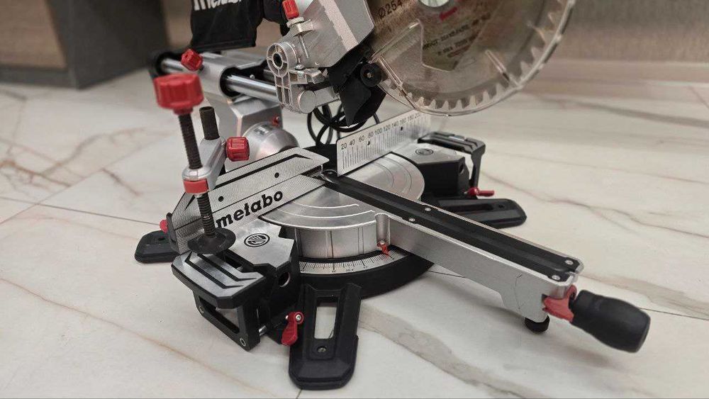 Новая. Торцовочная пила METABO KGS 254 M Метабо. Новая. Включали 1 раз