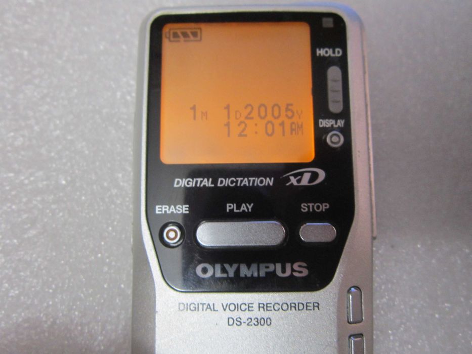Dyktafon Olympus DS-2300 uszkodzony zatrzask/klapka od baterii sprawny