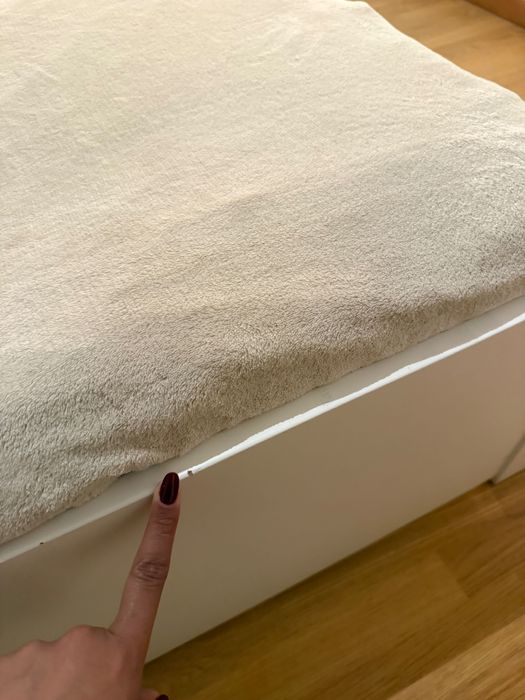 Cama com estrado de ripas + Mesa de cabeceira IKEA