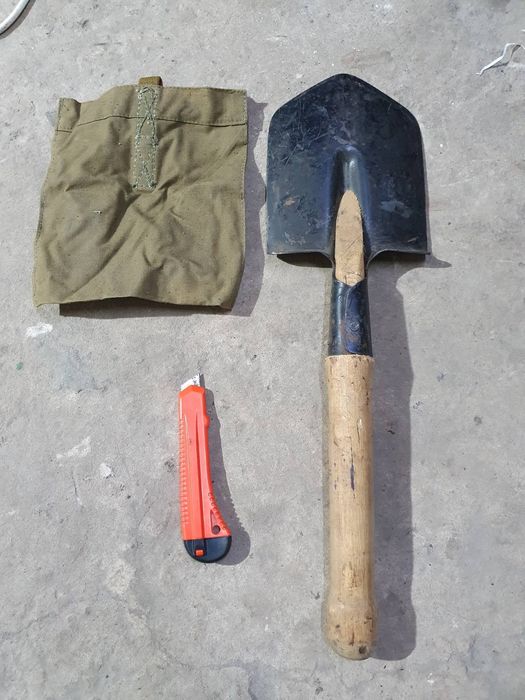 Саперна лопатка в комплекті