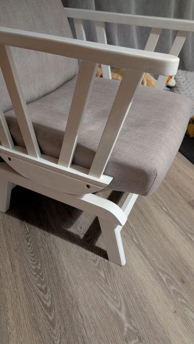 Cadeira baloiço cinza e branco