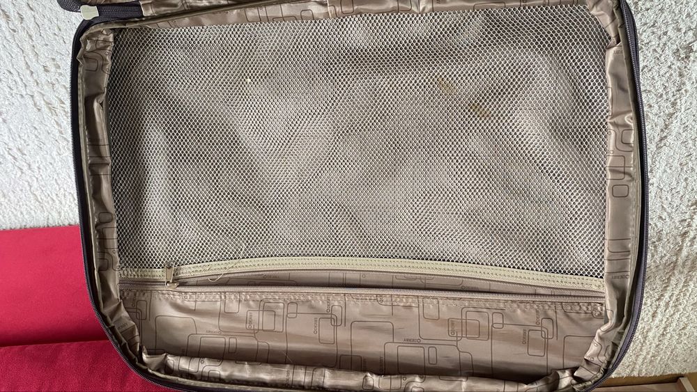 Чемодан дорожній Derby середній