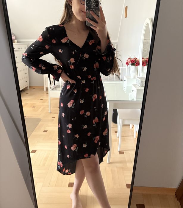 Czarna sukienka w kwiaty z dekoltem w literę V H&M