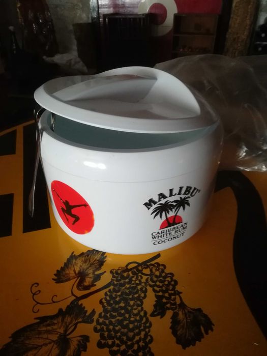 Artigos publicitários, cinzeiros, isqueiros, copos, etc