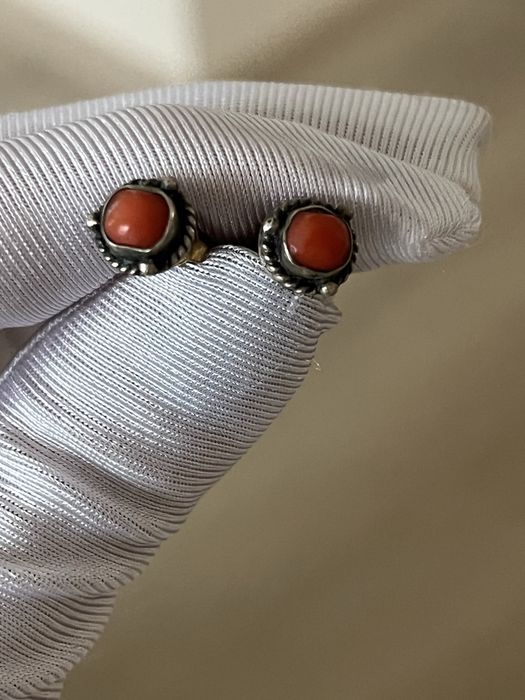 Винтажные серебряные серьги-пусеты с красным кораллом