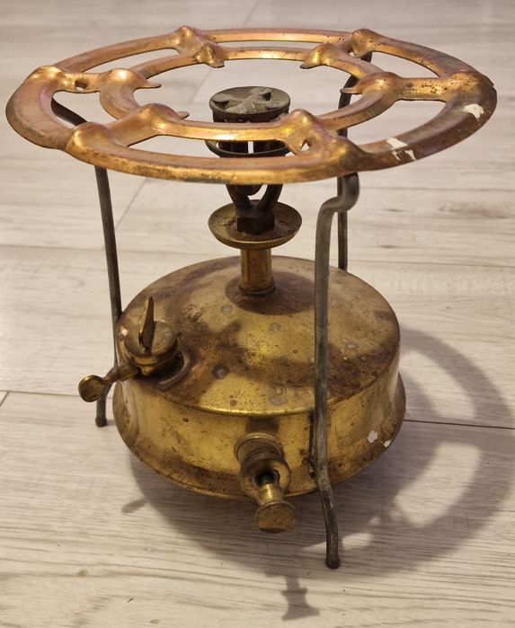 Stary mosiężny podgrzewacz.