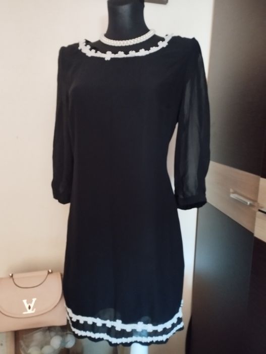 Piękna elegancka czarna sukienka chanelka 38 M z białą gipiurą