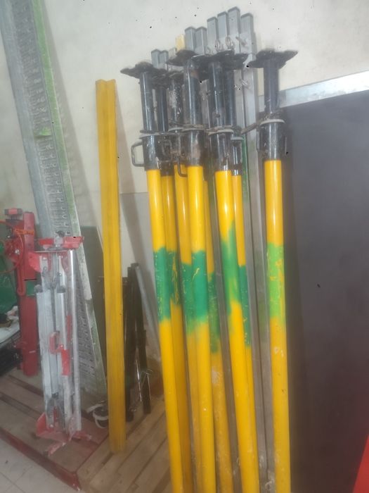 Vendo 8 escora de prumo, com medidas de 175 cm fechadas, e 300 cm de maximo