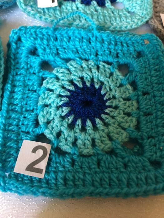 kwadrat Babuni na szydełku, pled ,sweter, wielkość 9-11cm, NOWE,