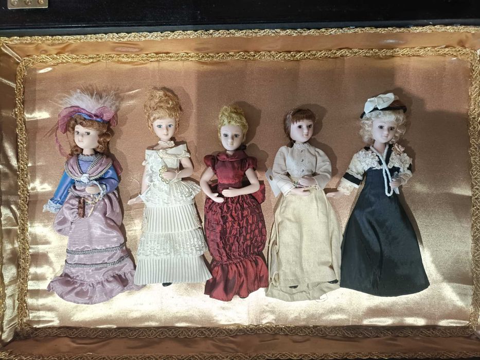 Colecção de 18 Damas Antigas em porcelana ( peças de vitrine)