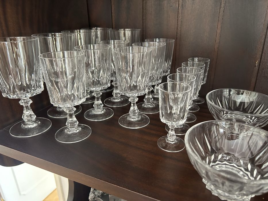 Conjunto de garrafa e copos e taças cristal