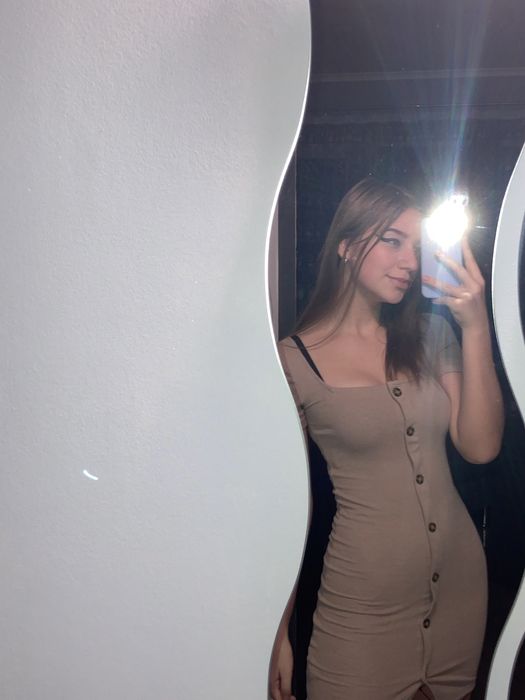 sukienka beżowa obcisła elegancka na impreze