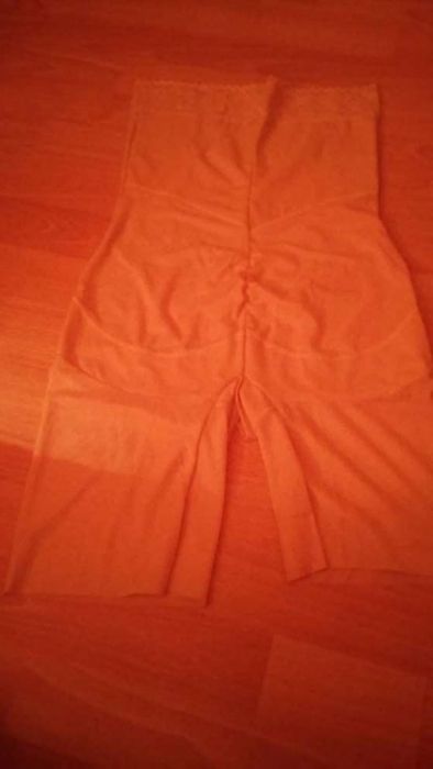 czarne lub bezowe body.