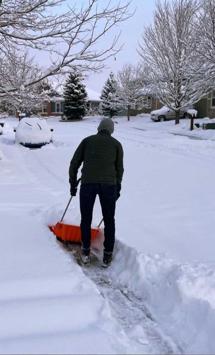 Прибиремо вашу ділянку від снігу