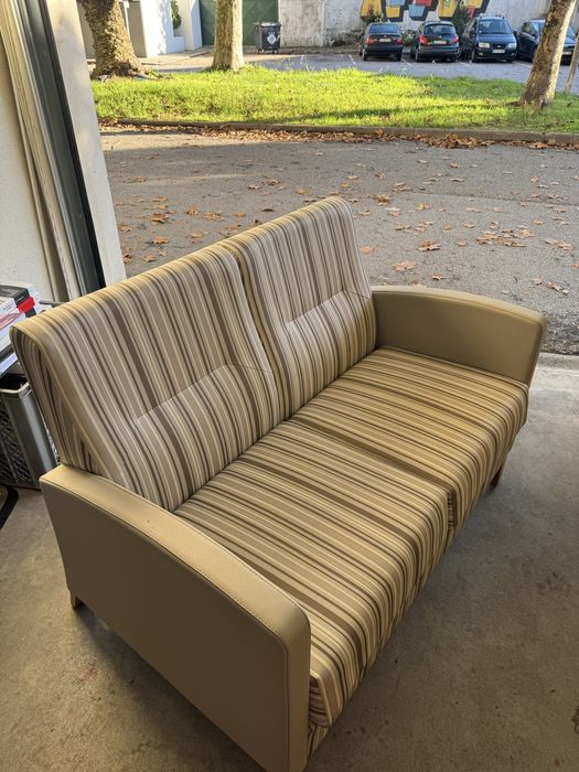 Sofá de 2 lugares, em couro sintético, quase nunca utilizado!