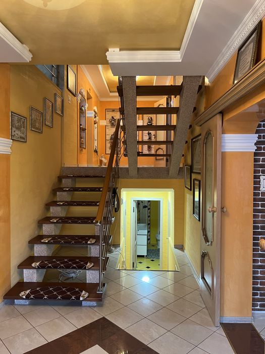 Елітний будинок 302 м2 престижний район Берегово